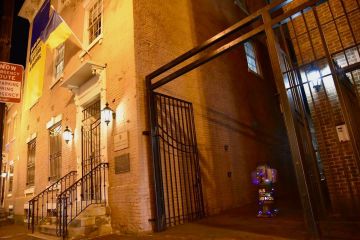 Замість традиційної новорічної ялинки біля посольства України у США у Вашингтоні встановили макет російської ракети Замість традиційної новорічної ялинки біля посольства України у США у Вашингтоні встановили макет російської ракети