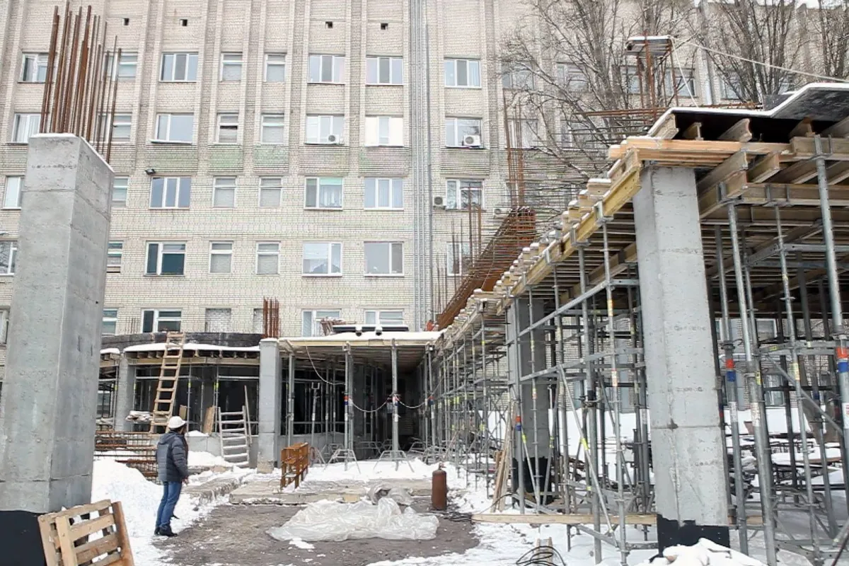 В лікарні поблизу Дніпра пацієнт викинувся з вікна 