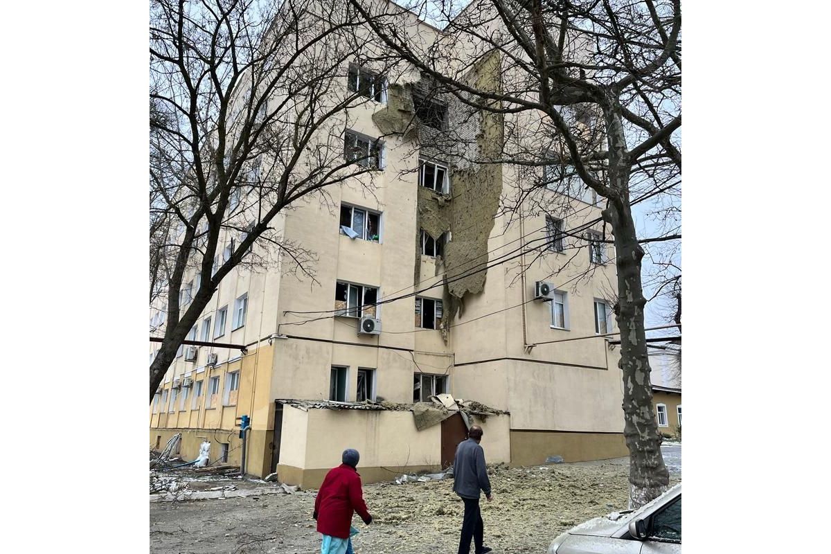 Наслідки сьогоднішнього обстрілу обласної клінічної лікарні у Херсоні Наслідки сьогоднішнього обстрілу обласної клінічної лікарні у Херсоні