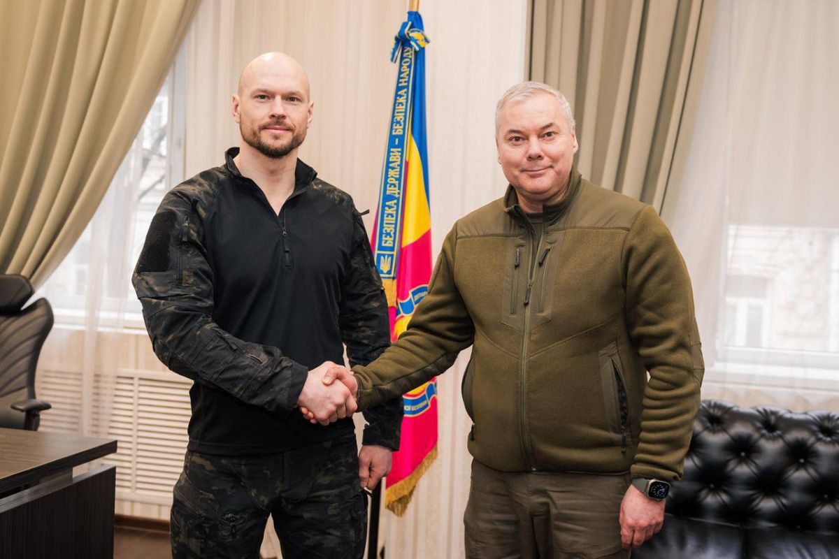 Командувач Об'єднаних сил Збройних Сил України Сергій Наєв провів зустріч з начальником Департаменту кібербезпеки СБУ Вітюком Іллею Анатолійовичем. Командувач Об'єднаних сил Збройних Сил України Сергій Наєв провів зустріч з начальником Департаменту кібербезпеки СБУ Вітюком Іллею Анатолійовичем.