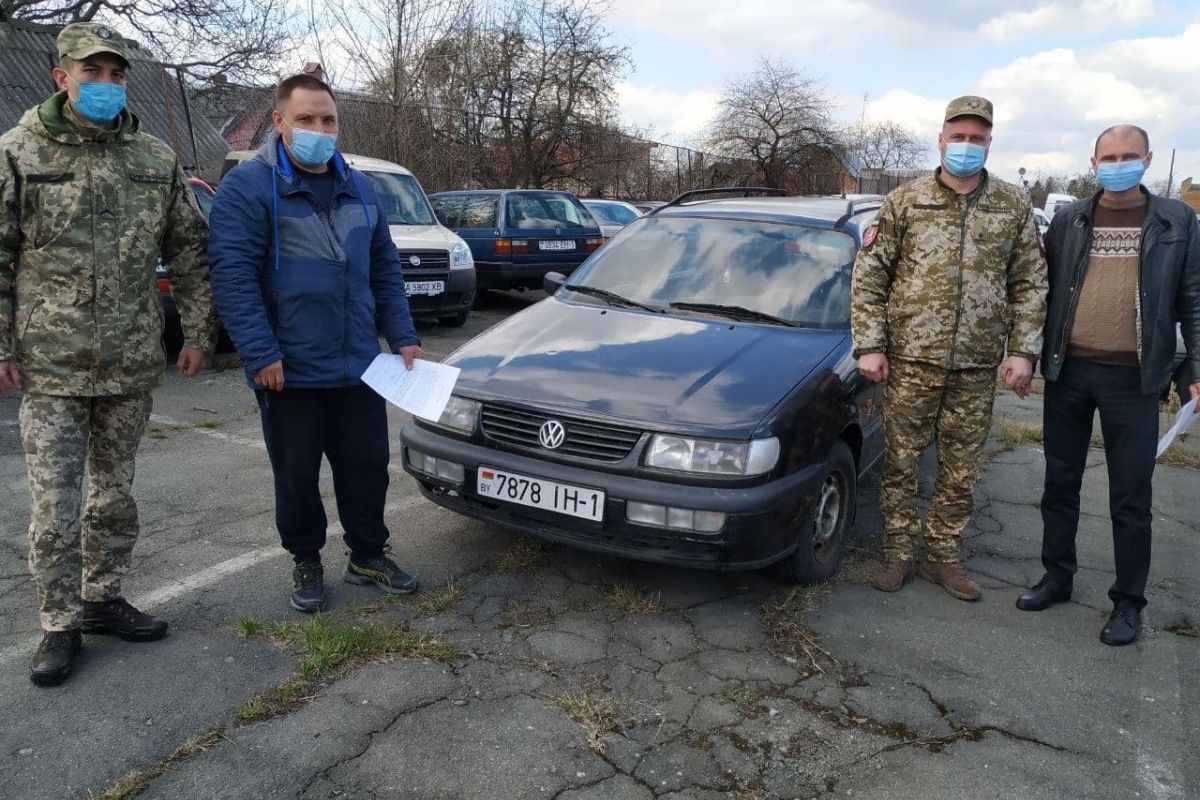 Державні виконавці Волині безоплатно передали автомобіль для військової частини