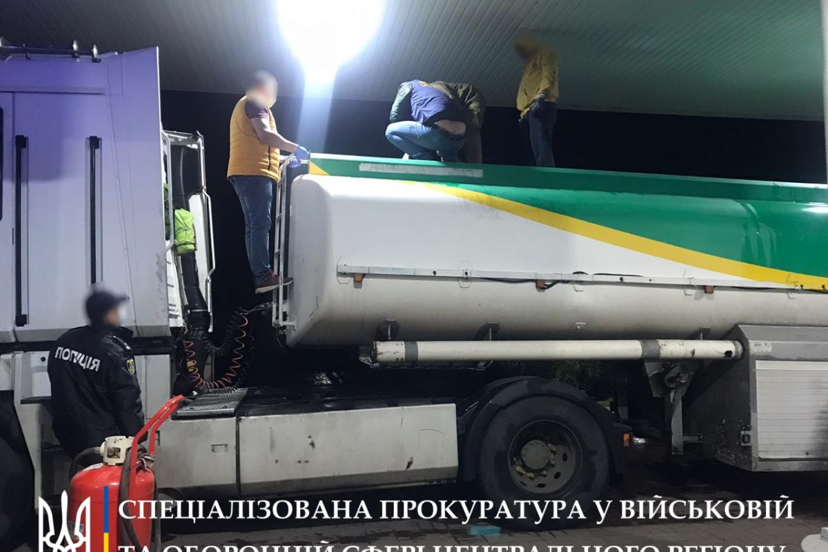 Закінчено досудове розслідування у справі організованої групи, яка викрала у військових пальне на суму понад 1,7 мільйона гривень Закінчено досудове розслідування у справі організованої групи, яка викрала у військових пальне на суму понад 1,7 мільйона гривень
