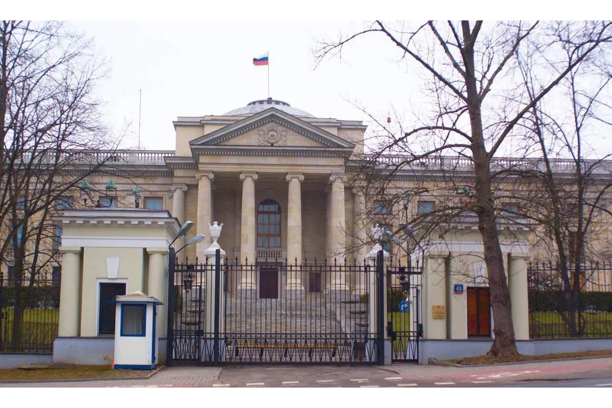 Судові виконавці у Варшаві видворили посольство росії з будинка, яким воно володіло незаконно