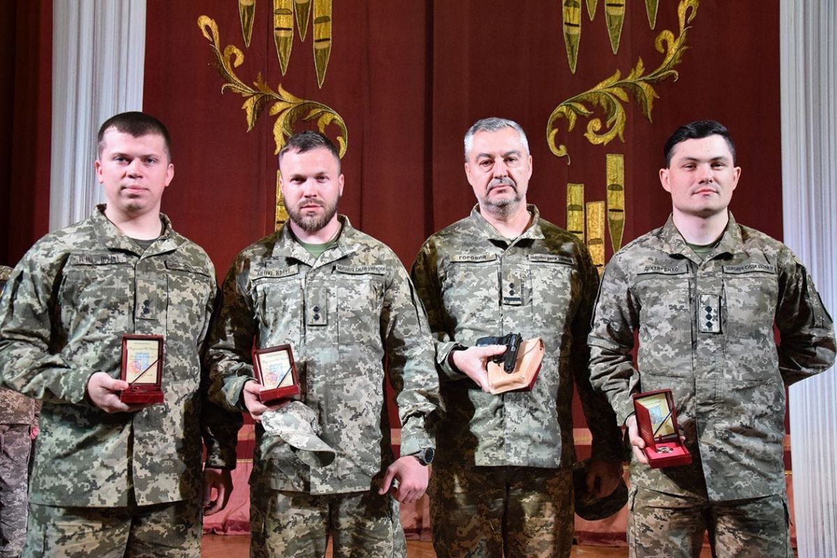 Під час робочої поїздки на Сумщину Міністр оборони України Олексій Резніков подякував військовослужбовцям 115 окремої механізованої бригади ЗСУ за їх мужність та героїзм, вручив державні нагороди Під час робочої поїздки на Сумщину Міністр оборони України Олексій Резніков подякував військовослужбовцям 115 окремої механізованої бригади ЗСУ за їх мужність та героїзм, вручив державні нагороди