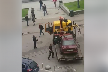 Зараз у АТОшніка, звати Сергій, на Майдані забирають старий форд за начебто неправильне паркування Зараз у АТОшніка, звати Сергій, на Майдані забирають старий форд за начебто неправильне паркування