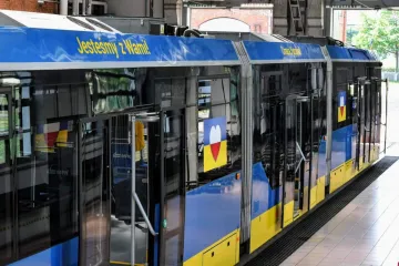 ​У Вроцлаві запустили трамвай в кольорах прапора України