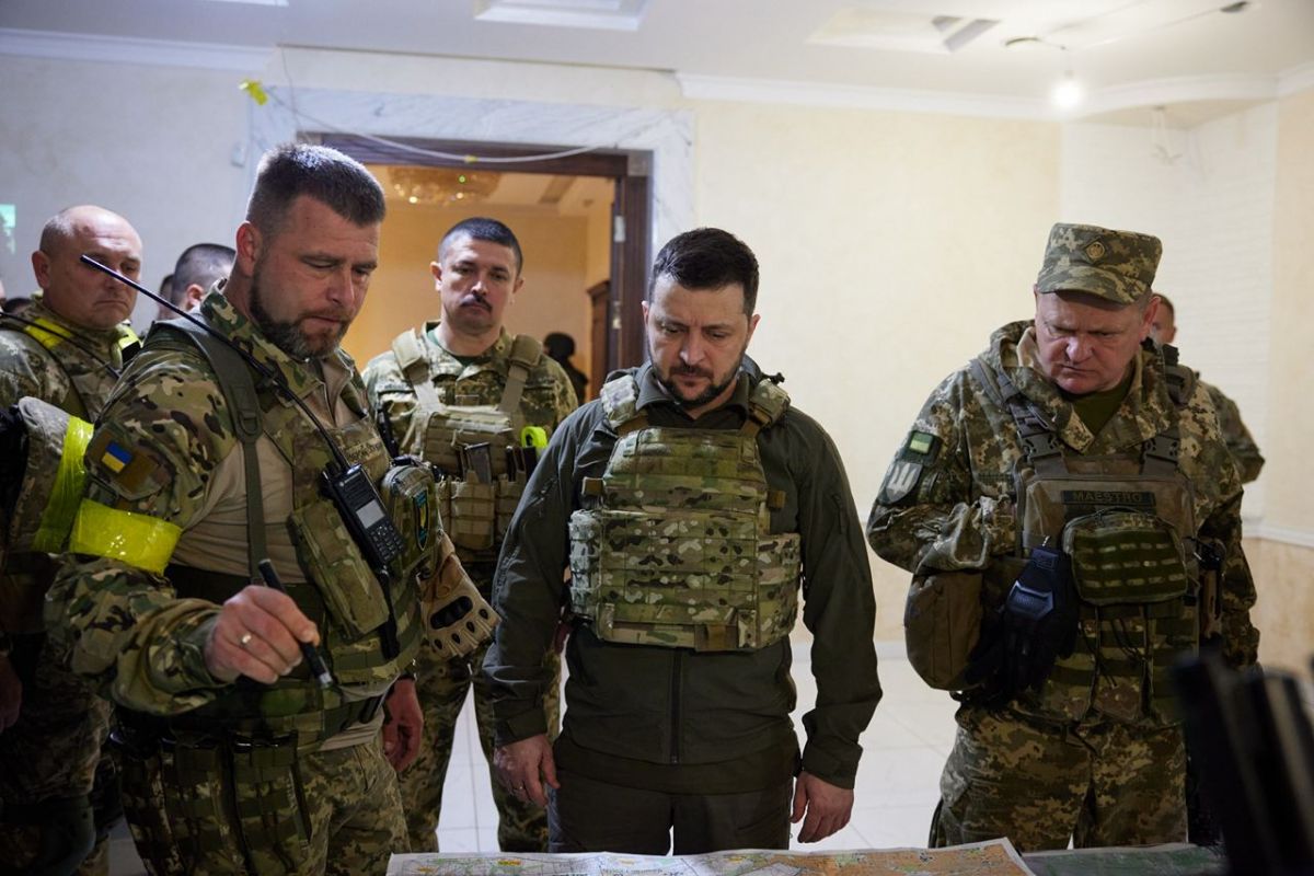 Зеленський відвідав передові позиції наших військових на Харківщині на вручив нагороди Зеленський відвідав передові позиції наших військових на Харківщині на вручив нагороди