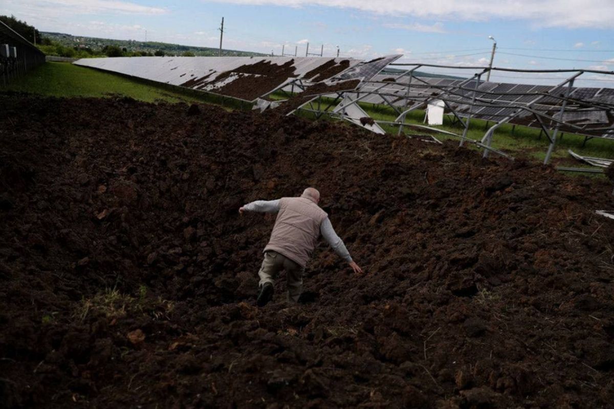 Росіяни обстріляли сонячну електростанцію на Харківщині Росіяни обстріляли сонячну електростанцію на Харківщині