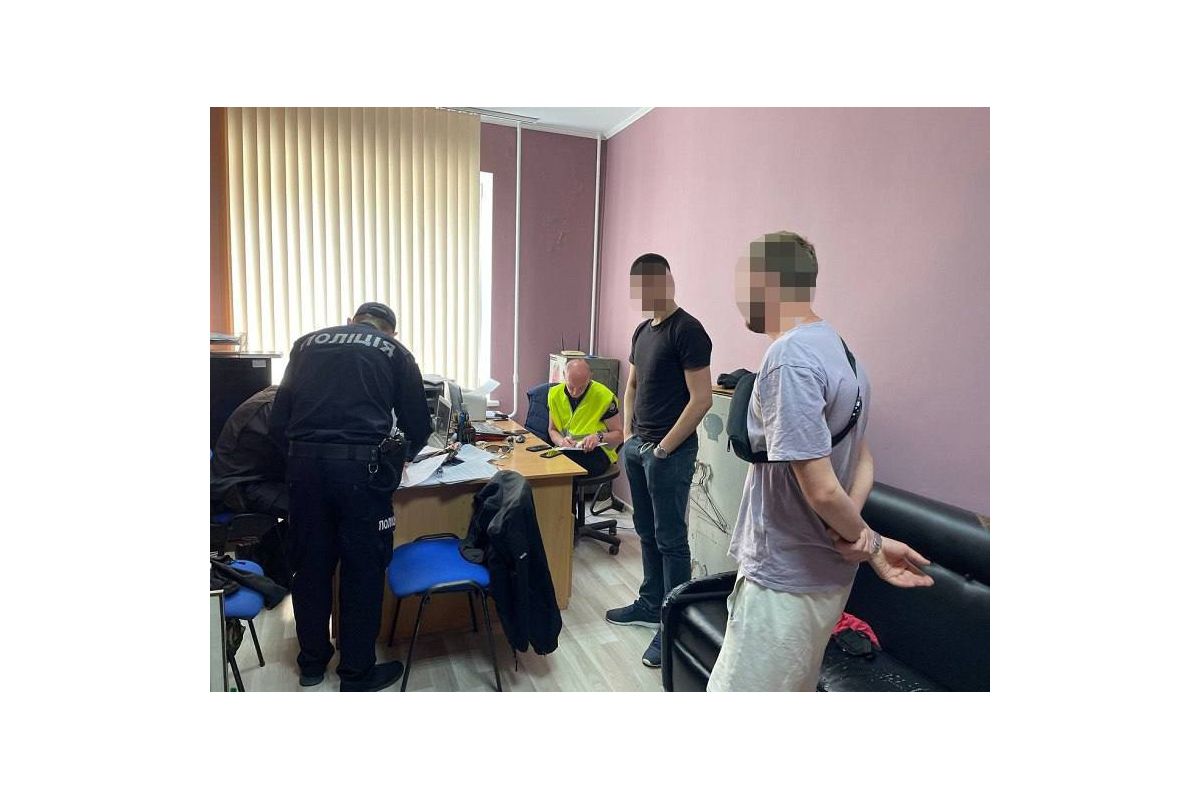 Перших двох чоловіків, що знімали роботу ППО в Києві затримали Перших двох чоловіків, що знімали роботу ППО в Києві затримали