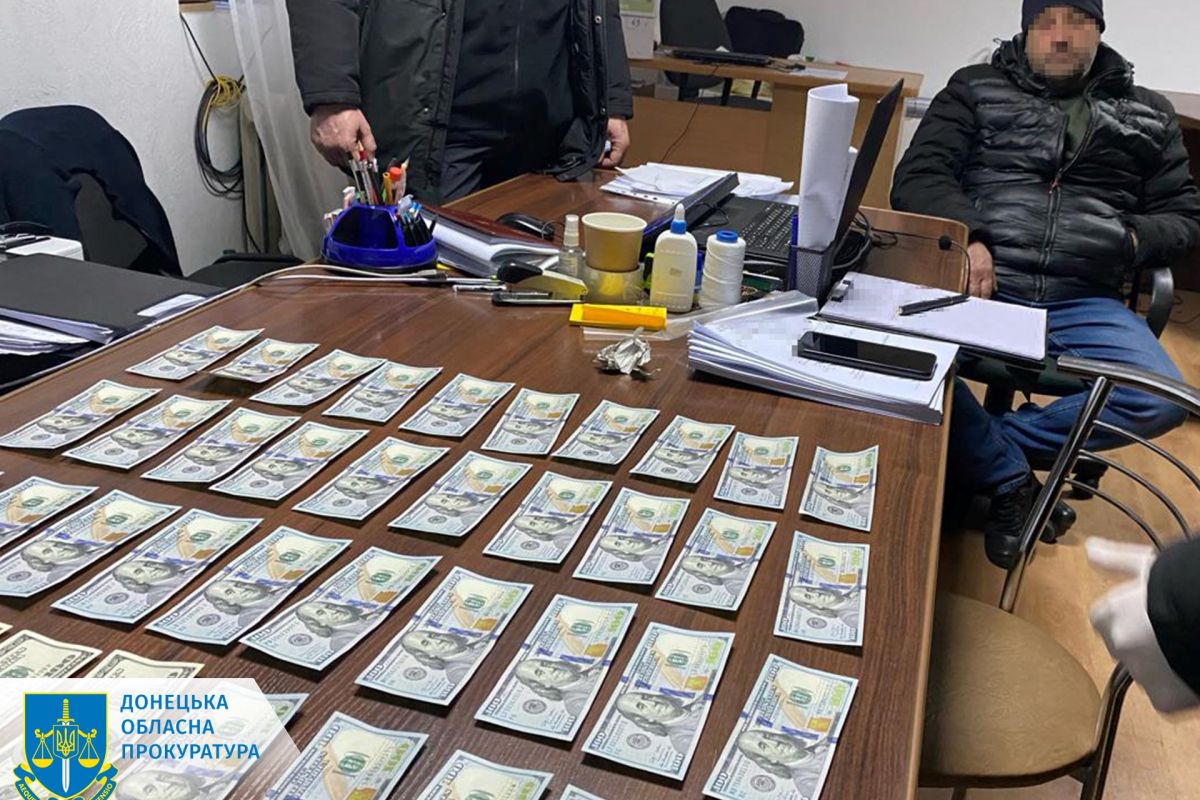 За хабар у 4000 доларів США підприємець намагався повернути вилучений алкогольний фальсифікат За хабар у 4000 доларів США підприємець намагався повернути вилучений алкогольний фальсифікат