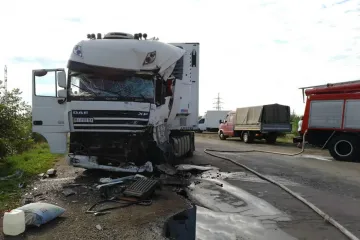 ​Лобове зіткнення вантажівок на Дніпропетровщині: одного з водіїв затиснуло в авто