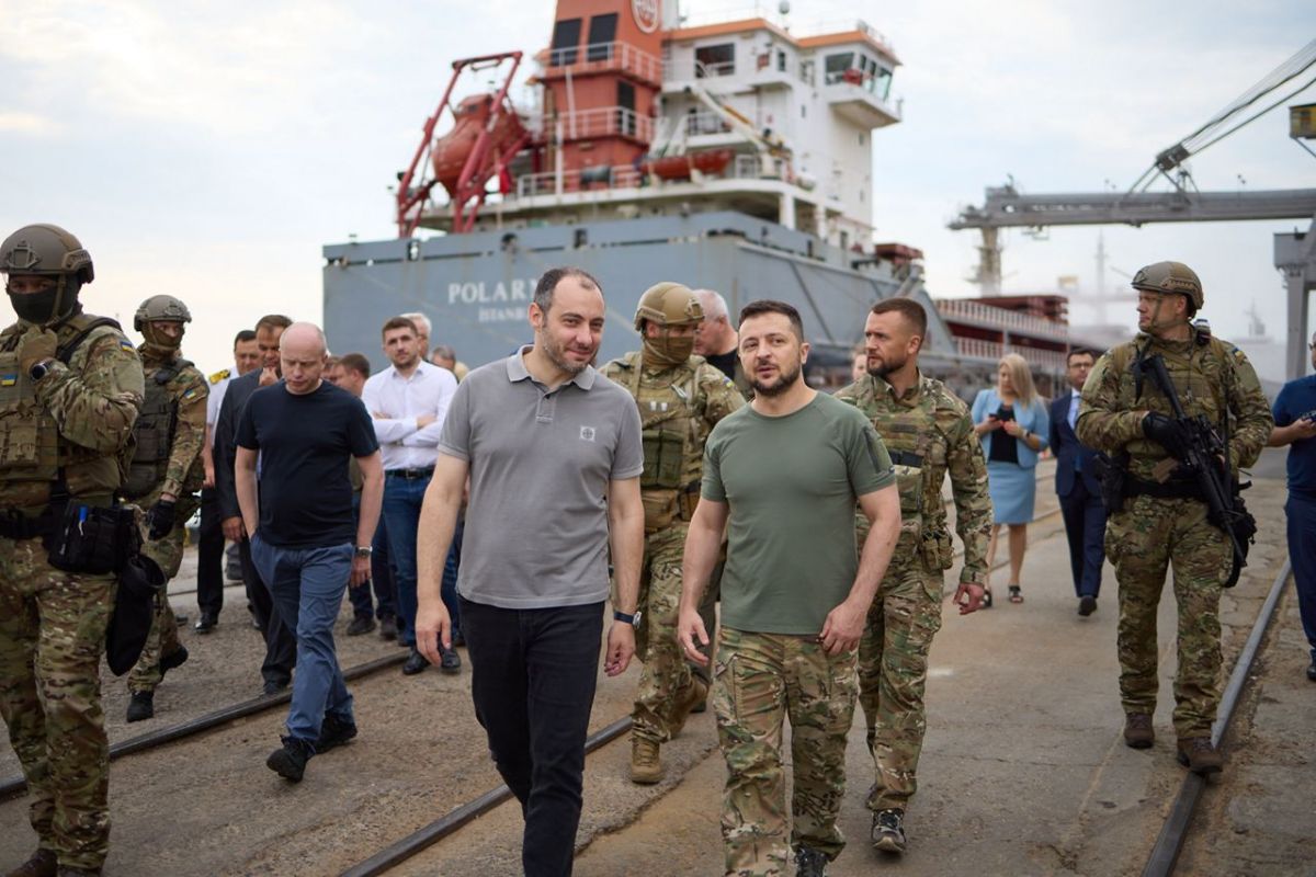 Зеленський прибув до Одеси, де ознайомився із завантаженням українського збіжжя на судно-зерновоз, висловивши готовність України до виконання зернової угоди Зеленський прибув до Одеси, де ознайомився із завантаженням українського збіжжя на судно-зерновоз, висловивши готовність України до виконання зернової угоди