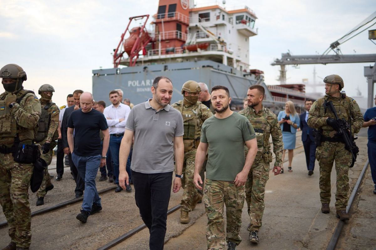 Зеленський прибув до Одеси, де ознайомився із завантаженням українського збіжжя на судно-зерновоз, висловивши готовність України до виконання зернової угоди