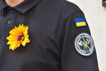 ​Віддаючи данину пам’яті загиблим захисникам України, співробітники Служби судової охорони заступили на службу, розмістивши на однострої соняхи