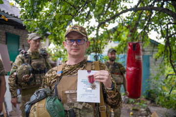 115 бригада ЗСУ: Бійці 115 окремої механізованої бригади Збройних Сил України були відзначені почесними грамотами, відзнаками Міністерства оборони України та присвоєнням чергових військових звань.  115 бригада ЗСУ: Бійці 115 окремої механізованої бригади Збройних Сил України були відзначені почесними грамотами, відзнаками Міністерства оборони України та присвоєнням чергових військових звань.