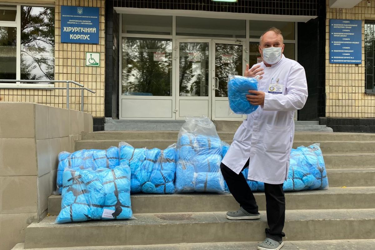 Відділення, де рятують хворих на коронавірус, отримало від благодійників засоби індивідуального захисту Відділення, де рятують хворих на коронавірус, отримало від благодійників засоби індивідуального захисту