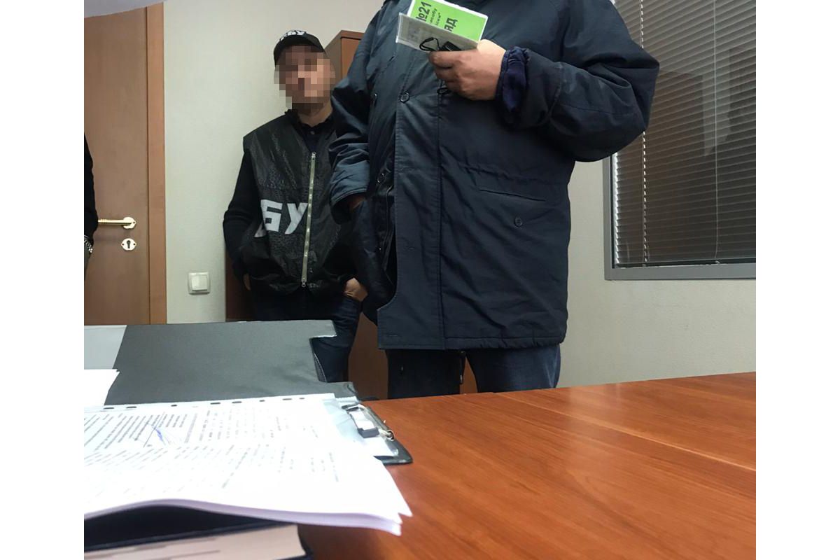 Інспектор Дніпропетровської митниці через оборудки з імпортними овочами завдав збитків на 200 тисяч гривень Інспектор Дніпропетровської митниці через оборудки з імпортними овочами завдав збитків на 200 тисяч гривень