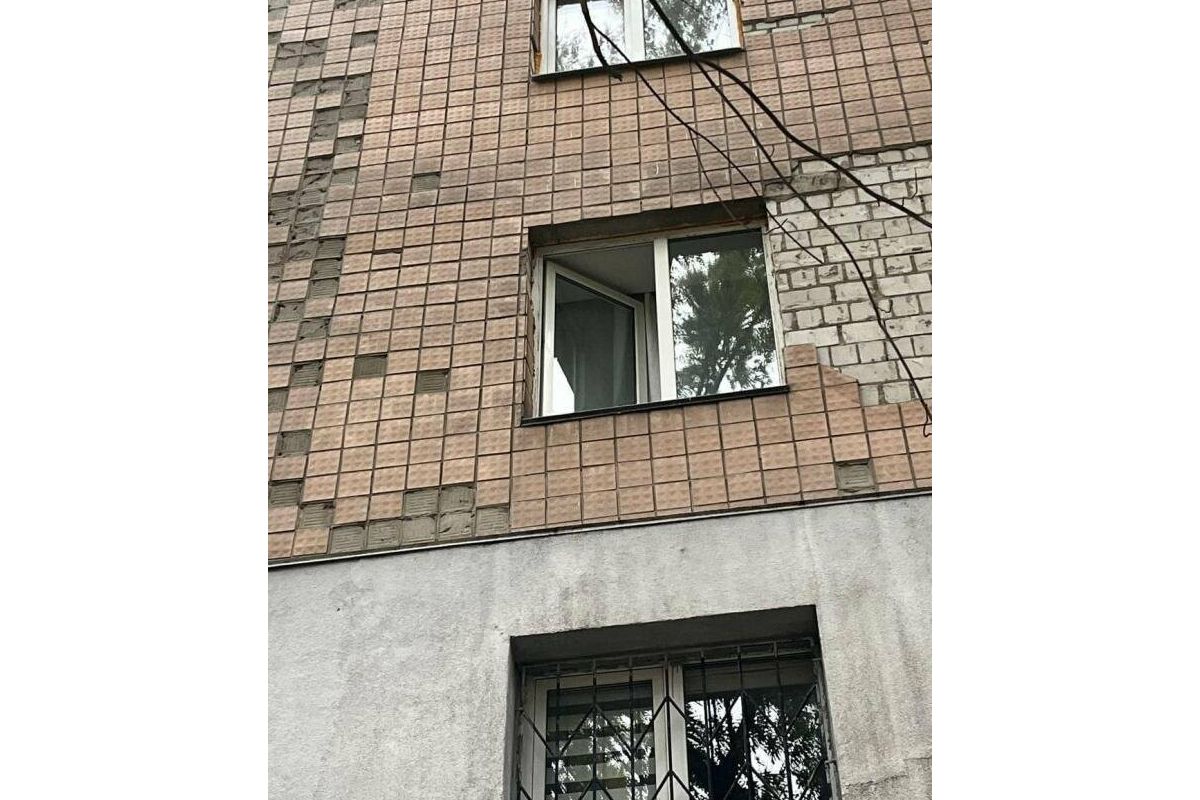 У Вишгороді дворічний хлопчик випав з вікна третього поверху на землю У Вишгороді дворічний хлопчик випав з вікна третього поверху на землю