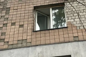 ​У Вишгороді дворічний хлопчик випав з вікна третього поверху на землю
