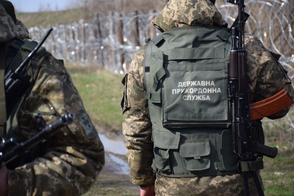 Прикордонники спільно з митниками затримали вантажівку із ймовірно важкими наркотиками Прикордонники спільно з митниками затримали вантажівку із ймовірно важкими наркотиками