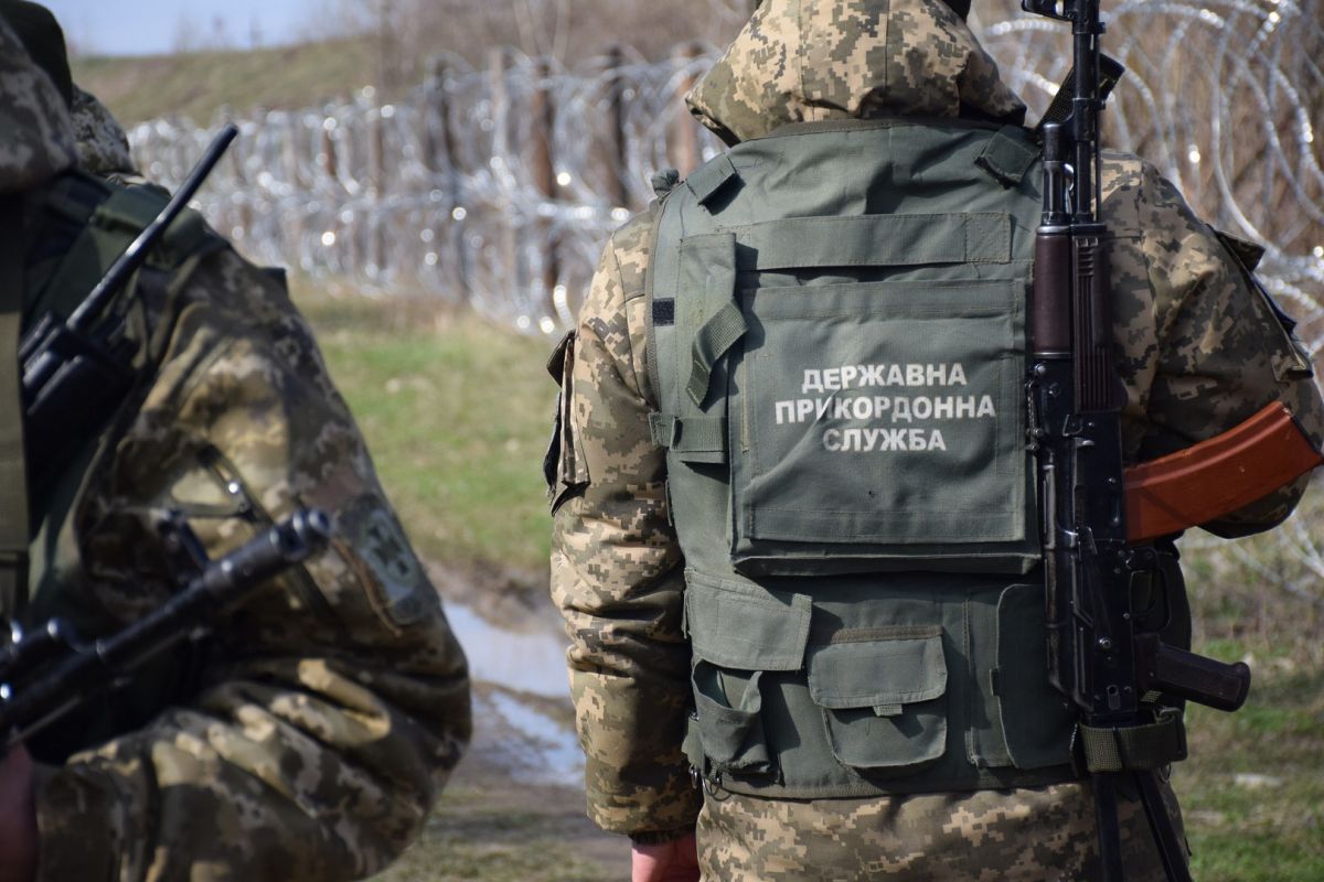 Прикордонники спільно з митниками затримали вантажівку із ймовірно важкими наркотиками