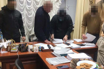 В Киевской области глава ОТГ вымогал 600 тысяч долларов за "продажу" земель лесного фонда В Киевской области глава ОТГ вымогал 600 тысяч долларов за "продажу" земель лесного фонда