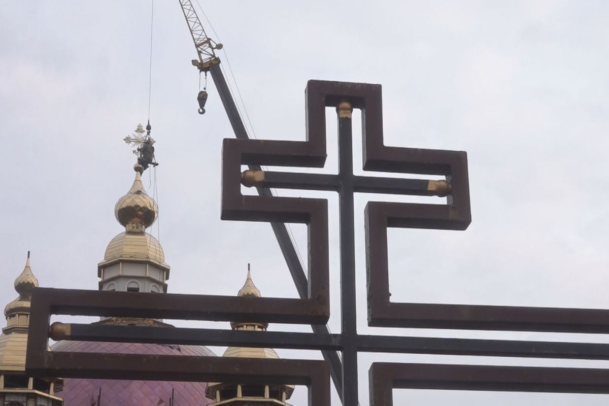 Підняття надбанних хрестів Свято-Андріївського собору Підняття надбанних хрестів Свято-Андріївського собору