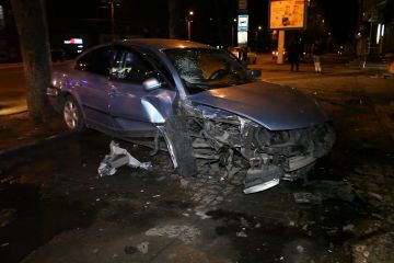 Серед Дніпра сталась аварія: автомобіль врізався в магазин солодощів Серед Дніпра сталась аварія: автомобіль врізався в магазин солодощів