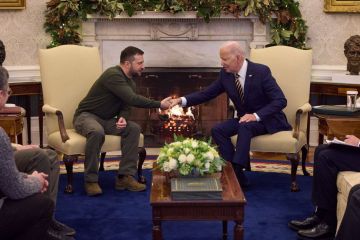Зеленський просив у Байдена танки та літаки, але позиція США залишилася незмінною, — Politico Зеленський просив у Байдена танки та літаки, але позиція США залишилася незмінною, — Politico