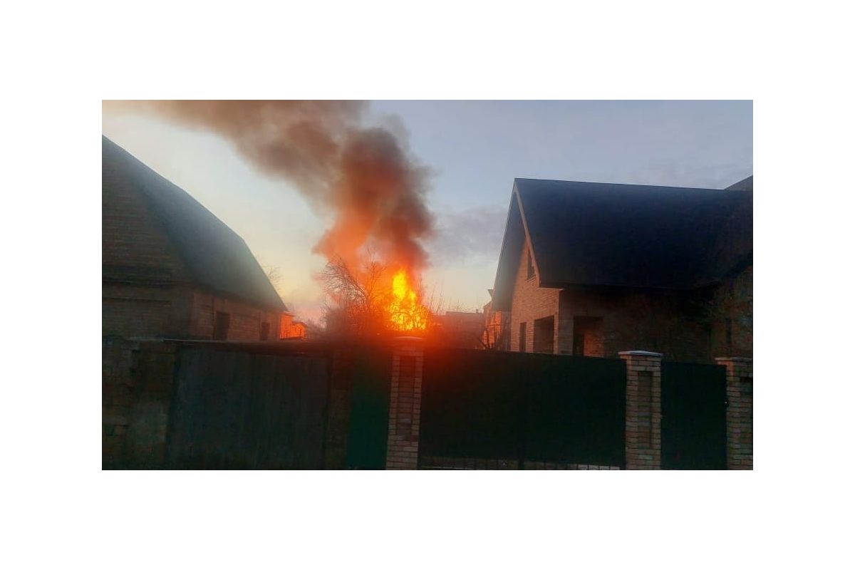 Внаслідок ракетної атаки на Київщині поранено чоловіка та пошкоджено житлові будинки - розпочато розслідування Внаслідок ракетної атаки на Київщині поранено чоловіка та пошкоджено житлові будинки - розпочато розслідування