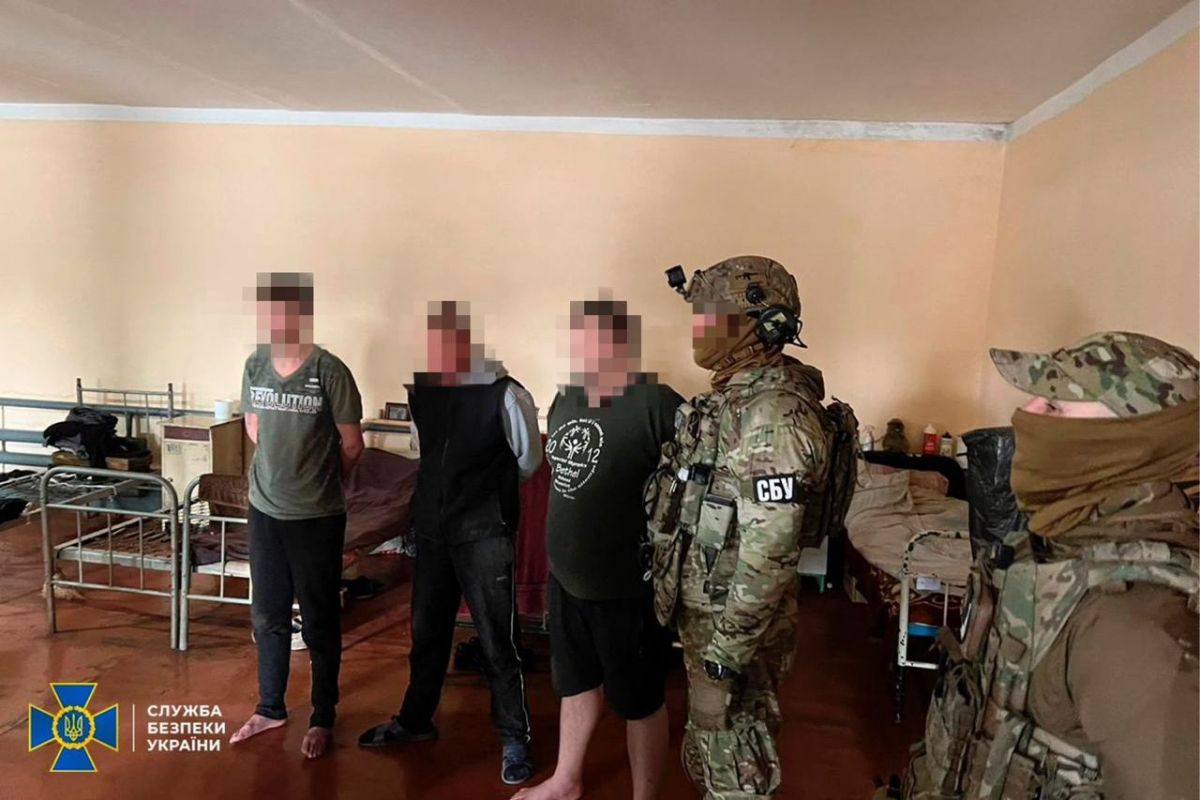 Виманювали гроші у родичів українських військовополонених: СБУ викрила в’язнів Рівненської колонії Виманювали гроші у родичів українських військовополонених: СБУ викрила в’язнів Рівненської колонії