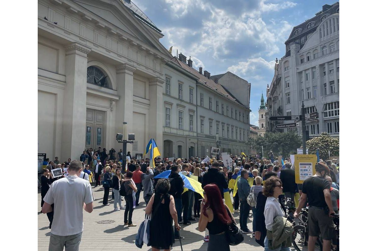 Російське вторгнення в Україну : У Будапешті люди вийшли на мітинг проти війни в Україні Російське вторгнення в Україну : У Будапешті люди вийшли на мітинг проти війни в Україні