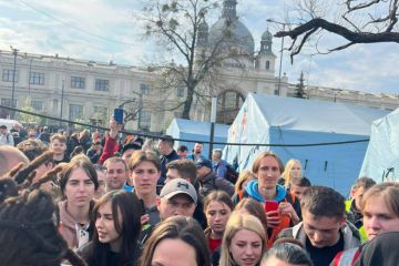 Російське вторгнення в Україну : Анджеліна Джолі у Львові зустріла переселенців з Покровська Російське вторгнення в Україну : Анджеліна Джолі у Львові зустріла переселенців з Покровська