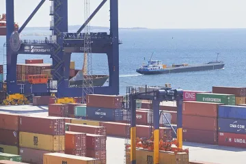 ​Російське вторгнення в Україну : Працівники порту Амстердама відмовляються розвантажувати танкер із російським дизпаливом, від якого раніше відмовилися портовики у Швеції