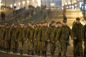 Російське вторгнення в Україну : Війська російської федерації поступово підвищують інтенсивність ведення наступу на сході України одночасно на всіх напрямках Російське вторгнення в Україну : Війська російської федерації поступово підвищують інтенсивність ведення наступу на сході України одночасно на всіх напрямках