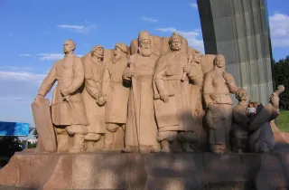 У Києві демонтують пам'ятник на честь Переяславської ради