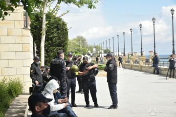 Комиссия мэрии признала настил на пляже «Золотой берег» законной временной постройкой Комиссия мэрии признала настил на пляже «Золотой берег» законной временной постройкой