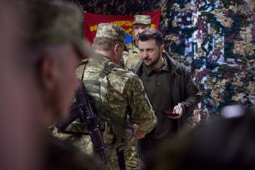 Президент України відвідав передові позиції на сході країни та вручив військовим державні нагороди Президент України відвідав передові позиції на сході країни та вручив військовим державні нагороди