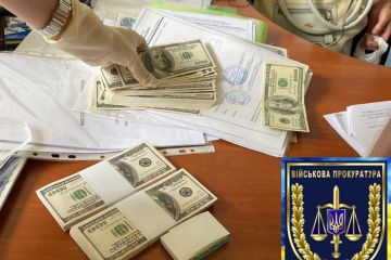 Військовою прокуратурою Дарницького гарнізону затримано землевпорядника на хабарі у 30 000 доларів США       Військовою прокуратурою Дарницького гарнізону затримано землевпорядника на хабарі у 30 000 доларів США