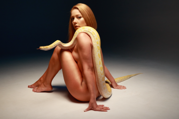 Полностью обнаженная Тина Кароль позировала с королевским питоном на теле Полностью обнаженная Тина Кароль позировала с королевским питоном на теле