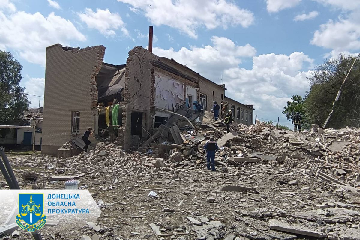 Окупанти вдарили по школі у Покровському районі - розпочато розслідування за фактом загибелі двох та поранення шістьох працівників (ФОТО) Окупанти вдарили по школі у Покровському районі - розпочато розслідування за фактом загибелі двох та поранення шістьох працівників (ФОТО)