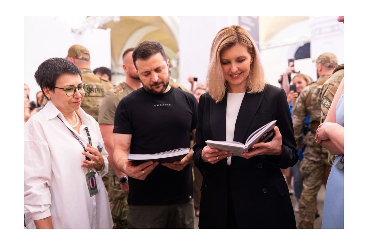 Володимир Зеленський з дружиною відвідали Міжнародний фестиваль «Книжковий Арсенал» Володимир Зеленський з дружиною відвідали Міжнародний фестиваль «Книжковий Арсенал»