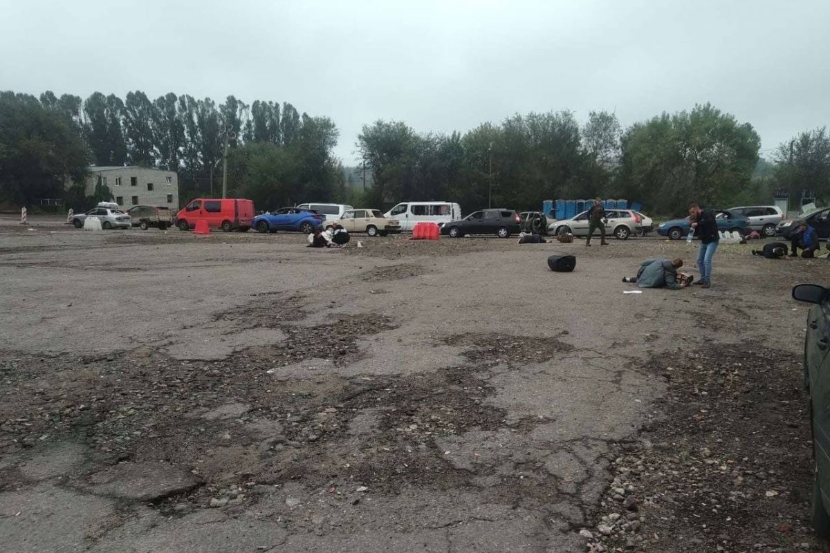 Рашисти завдали ракетного удару по цивільній гуманітарній колоні на виїзді з міста Рашисти завдали ракетного удару по цивільній гуманітарній колоні на виїзді з міста