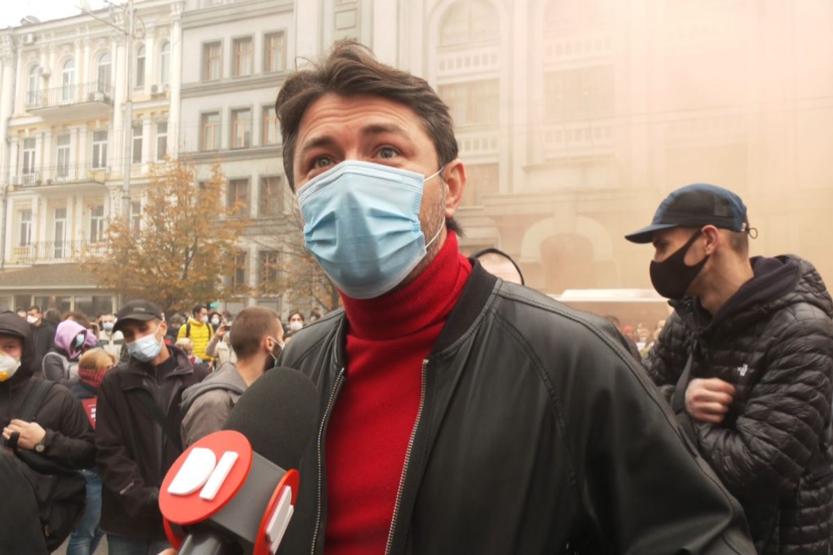 Масові протести у Києві: ґанок КСУ закидали фаєрами та шинами Масові протести у Києві: ґанок КСУ закидали фаєрами та шинами