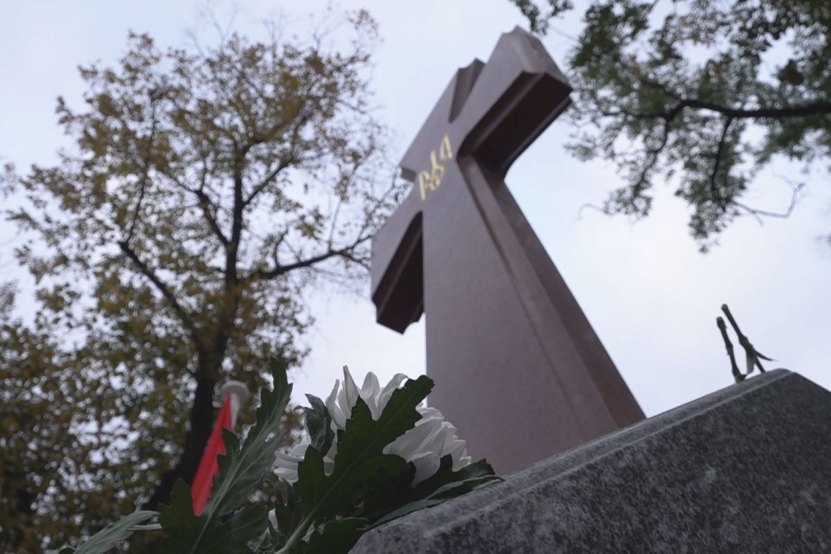 Біля ДніпроОДА встановили пам’ятний знак Біля ДніпроОДА встановили пам’ятний знак