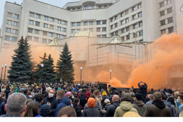 Протестующие под зданием КСУ забрасывают суд презервативами, но "снаряды" летят на самих митингующих. Видео Протестующие под зданием КСУ забрасывают суд презервативами, но "снаряды" летят на самих митингующих. Видео