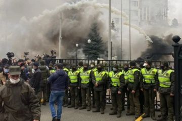 Конституційний Суд оточили протестанти з димовими шашками Конституційний Суд оточили протестанти з димовими шашками