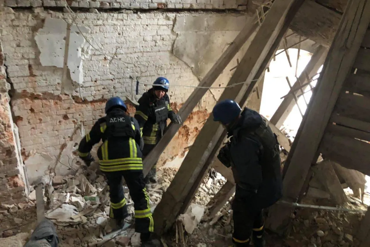 Рятувальники опублікували фото зі Святогірської Лаври, яку обстріляли рашисти