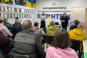 Співробітники відділу організації підтримки потерпілих і свідків прокуратури Донеччини провели зустріч з ВПО, які постраждали внаслідок воєнних злочинів рф Співробітники відділу організації підтримки потерпілих і свідків прокуратури Донеччини провели зустріч з ВПО, які постраждали внаслідок воєнних злочинів рф