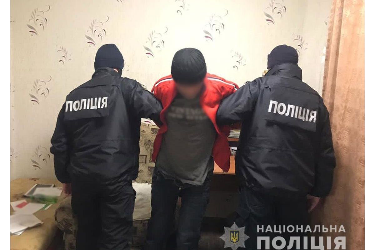 40-річного чернігівця, який силоміць намагався вступити у статеві стосунки з малолітньою дитиною, затримали правоохоронці. 40-річного чернігівця, який силоміць намагався вступити у статеві стосунки з малолітньою дитиною, затримали правоохоронці.